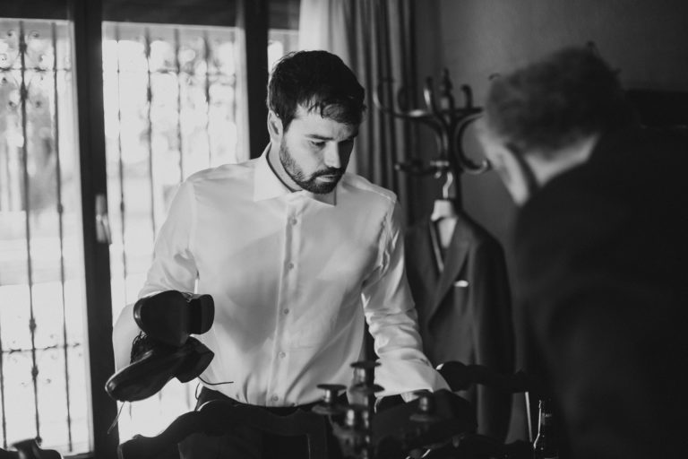 El novio en los preparativos